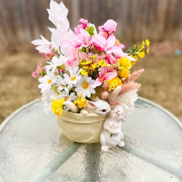 Garden floral spring floral arrangement - Picture 3 of 3